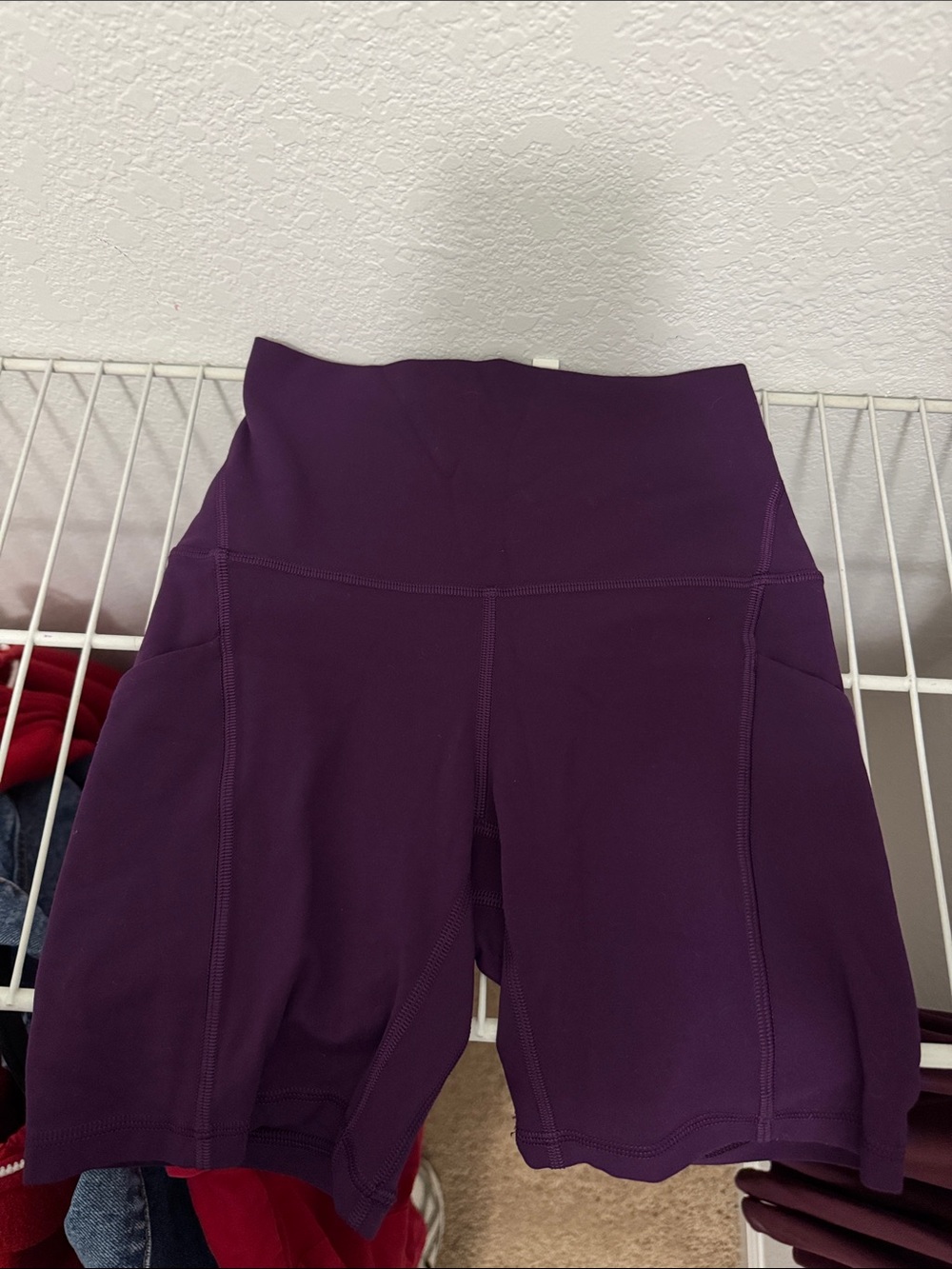 Lululemon Athletica 6” aligns with pockets